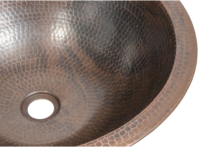 Nahaufnahme eines Waschbeckens aus gehämmertem Kupfer