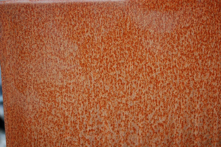 Struktur einer rostigen Metalloberfläche in Corten-Optik.