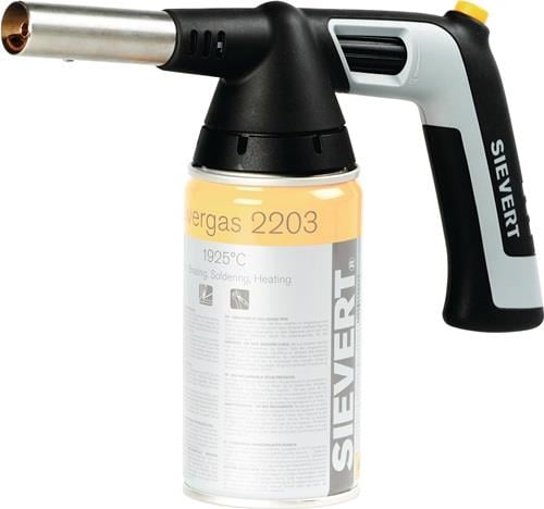 Eine Hand lötet mit einem Sievert Lötkolben Kupferrohre.