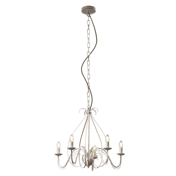 Rustikaler Kronleuchter mit fuenf Lichtquellen an geschwungenen Armen und Kettenaufhaengung im Landhausstil.