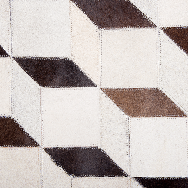 Teppich aus Lederstücken mit geometrischem Muster aus zusammengenähten rechteckigen und rhombenförmigen Stücken.