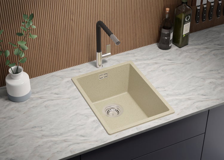 Küchenspüle aus Granit mit Wasserhahn auf einer Küchentheke