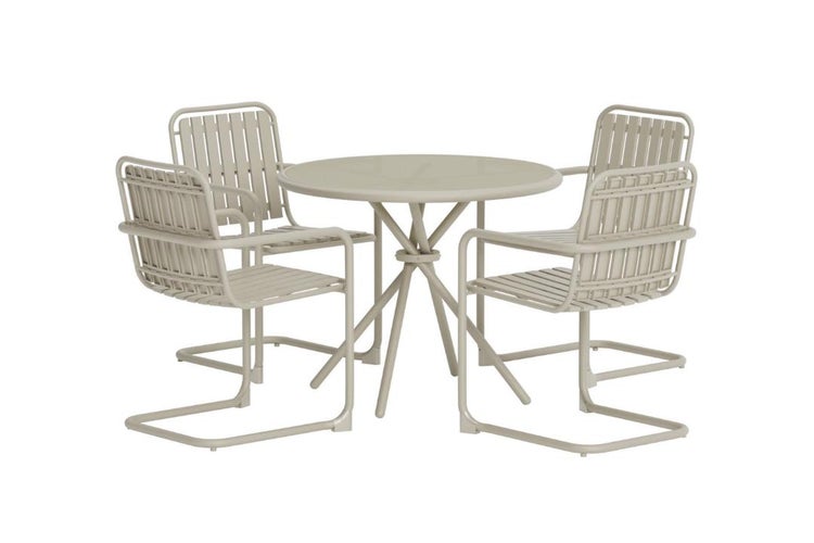 Gartenmöbel-Set mit einem runden Tisch und drei Armlehnenstühlen aus sandfarbenen Metall-Lamellen.