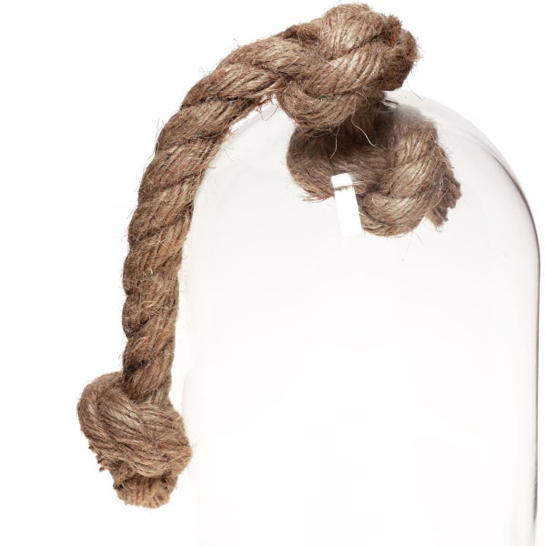 Glasglocke mit einem dekorativen Griff aus rustikalem Seil.