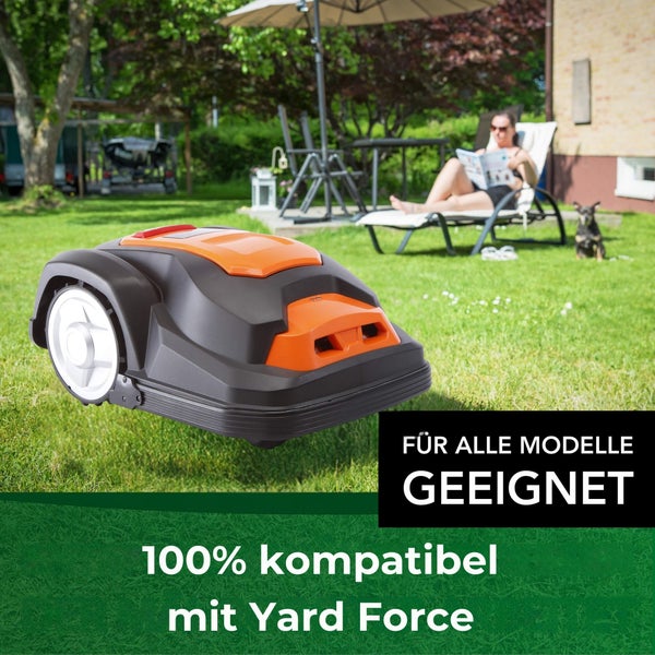 Ein Rasenmähroboter steht auf einem Rasen, im Hintergrund entspannt eine Person. Geeignet für alle Modelle und 100 Prozent kompatibel mit Yard Force.