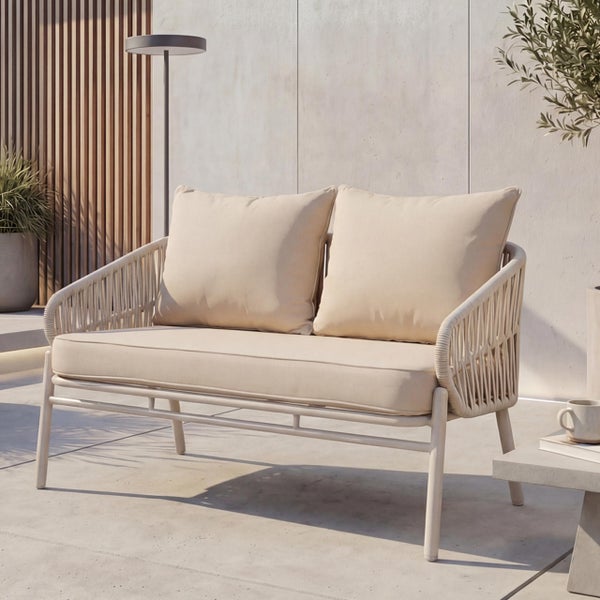 Modernes Zweisitzer Gartensofa mit Seilgeflecht-Rückenlehne und Polsterauflagen auf einer hellen Terrasse.