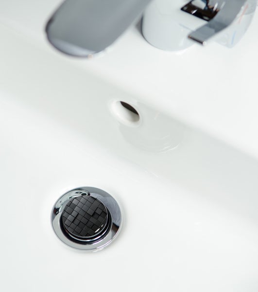 Aufnahme eines Waschbeckens mit Abfluss und Armatur