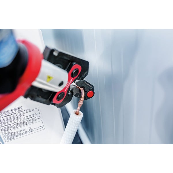 Presswerkzeug beim Verpressen eines Kupferrohrs mit Isolierung. Rothenberger Logo.