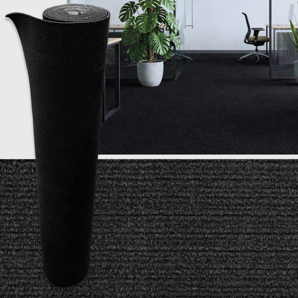 Schwarzer Teppichboden als Rollenware in Büroumgebung.
