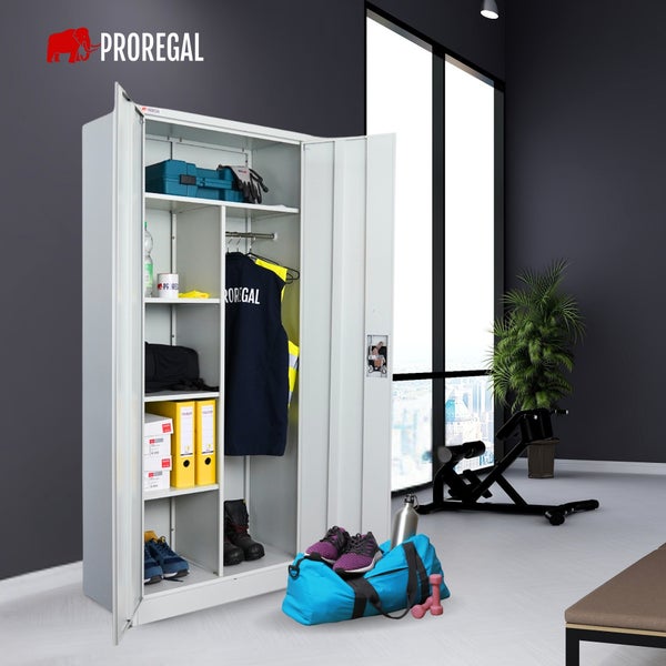 Proregal Metallschrank mit zwei Türen, Fachböden und Kleiderstange in einem modernen hellen Raum mit Sportausrüstung.
