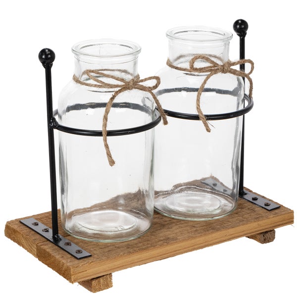 Zwei dekorative Glasvasen mit Juteschleife auf einem Holzsockel mit schwarzem Metallgestell.