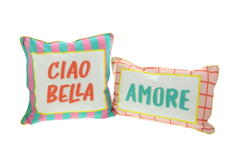 Zwei dekorative Kissen mit den Aufschriften Ciao Bella und Amore