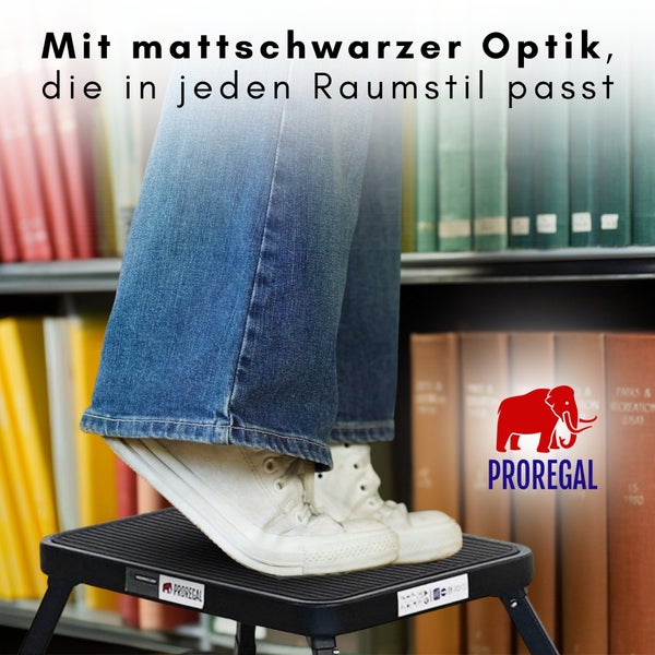 Person steht auf einem mattschwarzen Tritthocker aus Metall vor einem Bücherregal. PROREGAL Logo.