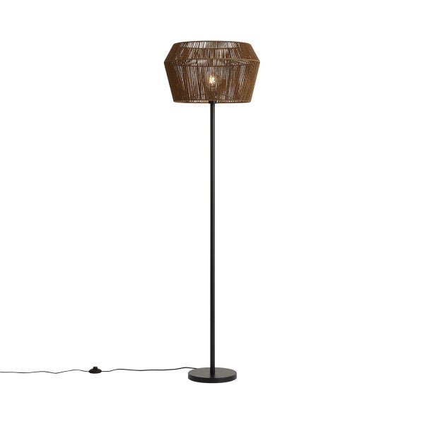 Stehlampe mit schwarzem Metallgestell, rundem Standfuß und einem Lampenschirm aus braunem, gewebtem Seil.