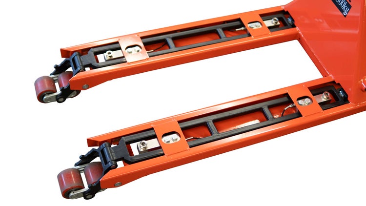 Nahaufnahme der orangefarbenen Gabeln eines Hubwagens mit integrierten Wiegezellen und roten Tandemrollen.