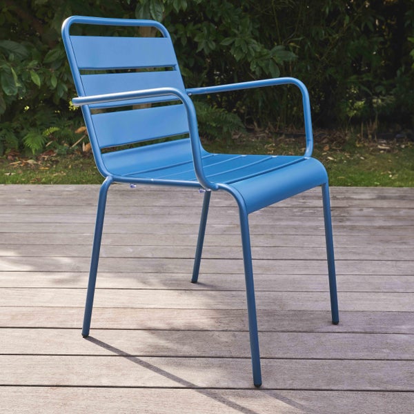 Drei stapelbare Gartenstühle aus Metall mit Armlehnen in Blau.