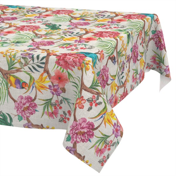 Tischdecke mit tropischem Muster aus Blumen, Vögeln und Schmetterlingen auf Zweigen.