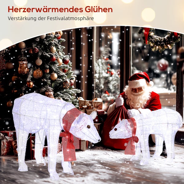 Beleuchtete Eisbär-Figuren mit roten Schals in festlicher Weihnachtsszene mit Weihnachtsmann und geschmücktem Weihnachtsbaum im Schnee.