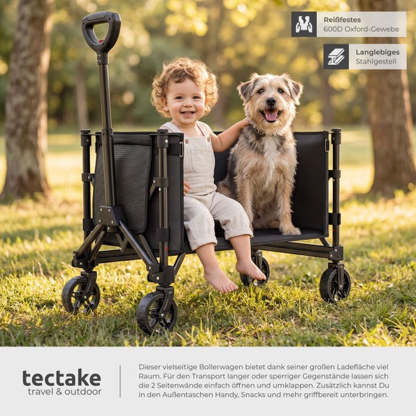 Bollerwagen mit reißfestem Oxford-Gewebe und langlebigem Stahlgestell, Kind und Hund sitzen auf der Ladefläche auf einer Wiese, tectake Logo.