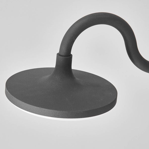 Schwarze Wandleuchte oder Außenleuchte mit gebogenem Arm und flachem, rundem Schirm.