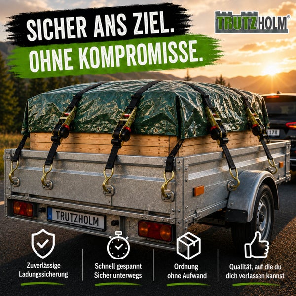 Trutzholm Pkw Anhänger mit professioneller Ladungssicherung durch Spanngurte und Abdeckplane auf einer Straße bei Sonnenuntergang.