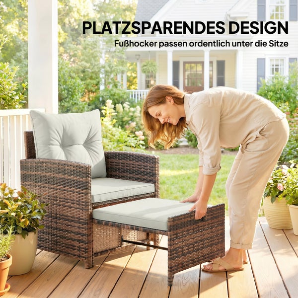 Eine Frau schiebt einen Gartenhocker aus Polyrattan unter einen passenden Gartensessel auf einer Holzterrasse, platzsparendes Design.