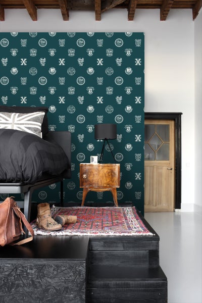 Schlafzimmer mit Bett, Nachttisch, Teppich und Wandtapete im College-Stil