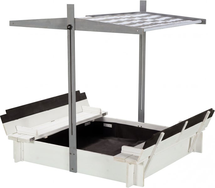 Sandkasten aus Holz mit höhenverstellbarem, gestreiftem Dach und klappbaren Sitzbänken, die als Abdeckung dienen.