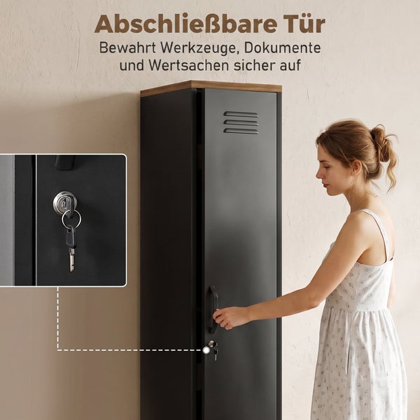 Eine Frau öffnet einen hohen, abschließbaren Metallschrank mit Einzelschlüsselsystem zur sicheren Aufbewahrung von Werkzeugen und Unterlagen.