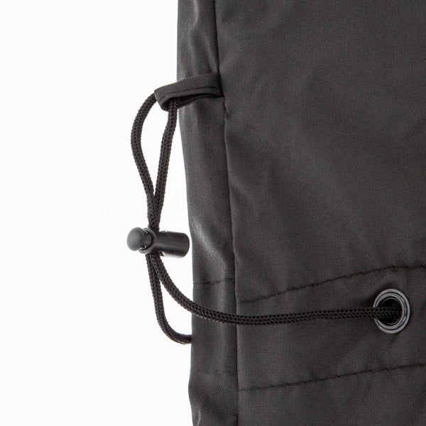 Detail einer schwarzen Schutzhülle aus Stoff mit Kordelzug, Kordelstopper und Öse zur Befestigung.