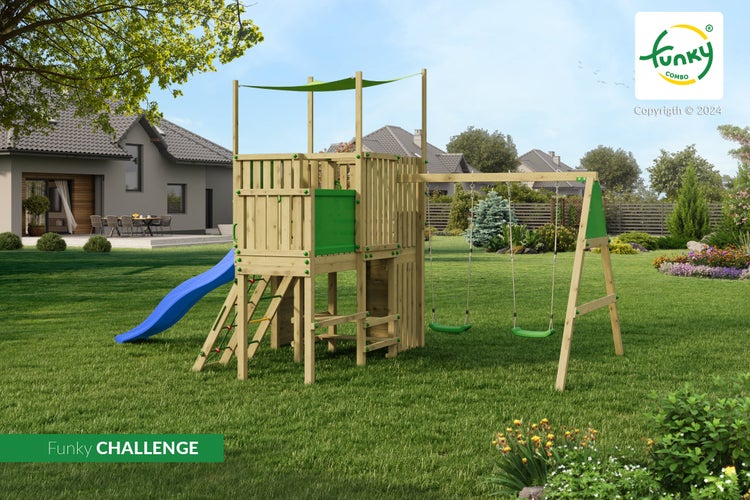 Funky Combo CHALLENGE Spielturm aus Holz mit blauer Rutsche, zwei grünen Schaukeln, Kletterwand und Sonnendach in einem hellen, gepflegten Garten.