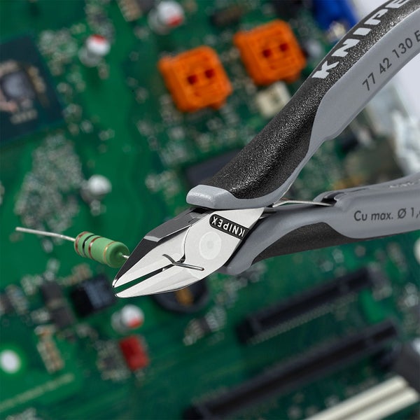Knipex Seitenschneider zum Schneiden eines Widerstands vor einer Platine