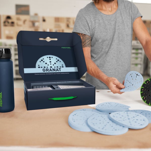 Festool Granat Schleifscheiben Set mit geöffneter Verpackung und Wasserflasche