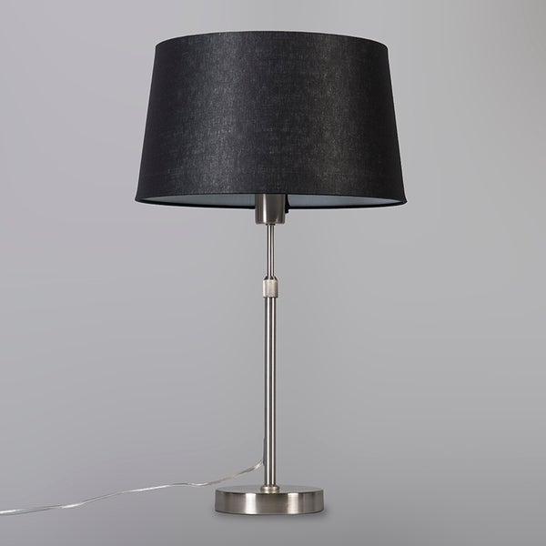 Tischleuchte mit schwarzem Lampenschirm und silberfarbenem Gestell