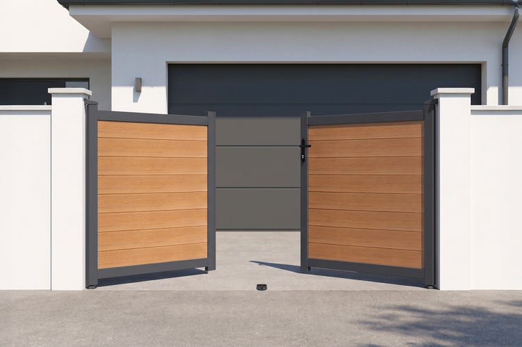 Zweiflügeliges Einfahrtstor mit dunkelgrauem Metallrahmen und horizontalen Holzoptik-Paneelen vor einer modernen Garage.