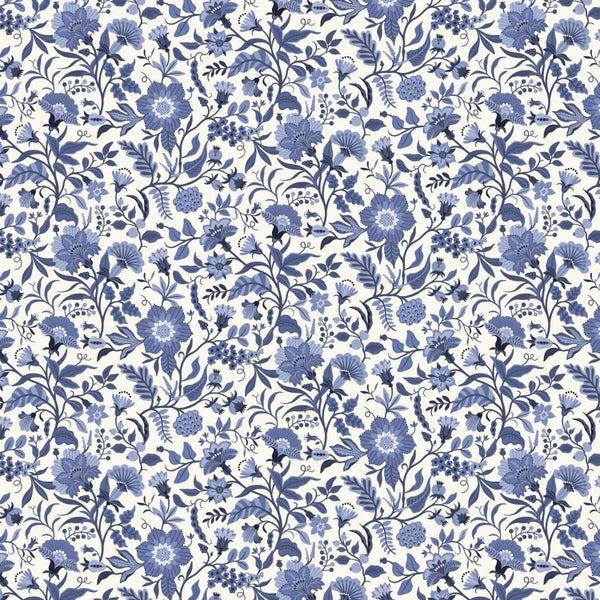 Tapete mit klassischem floralem Muster aus blauen Blumen, Blättern und Ranken.