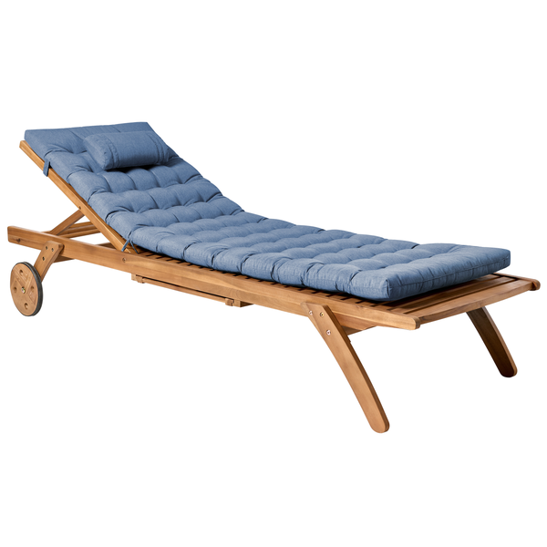Sonnenliege aus Holz mit verstellbarer Rückenlehne, Rollen und blauer Auflage inklusive Kopfkissen.