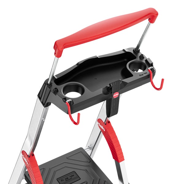 Detailansicht einer Trittleiter mit Ablageschale, Haken und Haltegriff der Marke Hailo