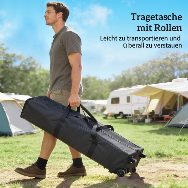 Mann zieht eine Tragetasche mit Rollen auf einem Campingplatz. Die Tasche hat Tragegriffe und Rollen für einen einfachen Transport.
