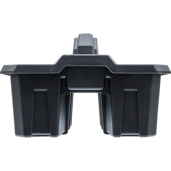 Person hält einen schwarzen Werkzeugkasten gefüllt mit Werkzeugen