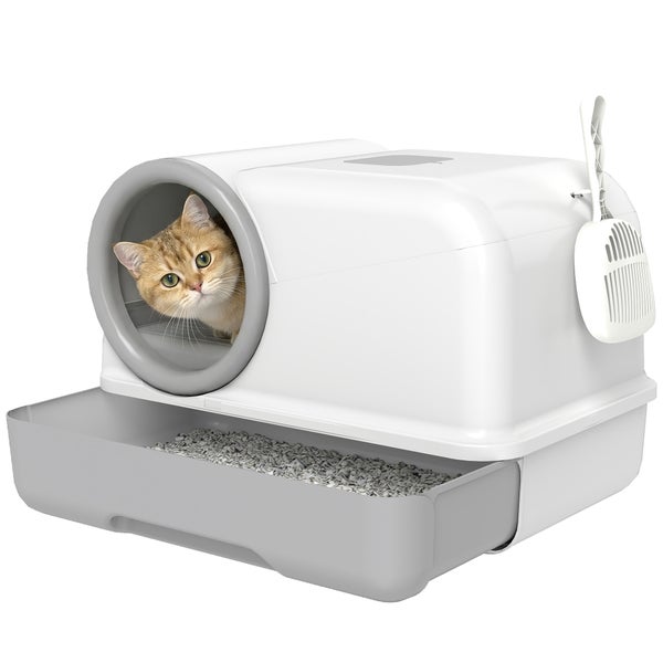 Weiße und graue geschlossene Katzentoilette aus Kunststoff mit Schublade, Streuschaufel und einer Katze im Eingang.