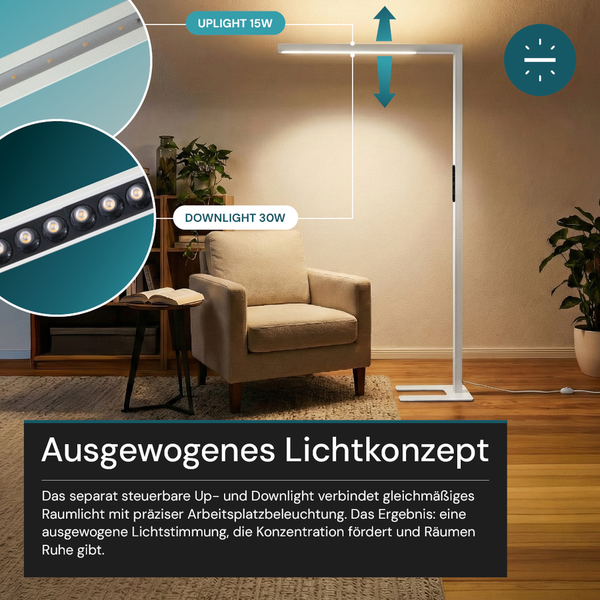 Weiße Stehlampe mit nach oben und unten gerichteter Beleuchtung neben Sessel und Tisch