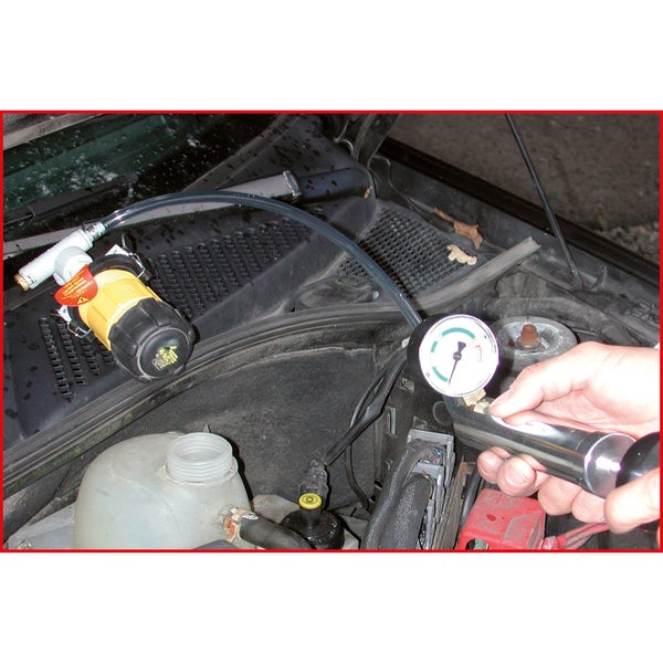 Kühlerprüfgerät im Einsatz zur Überprüfung des Kühlsystems eines Autos.