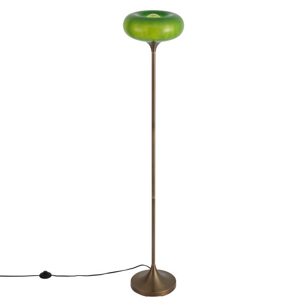 Stehleuchte mit einem ringförmigen Glasschirm und einem metallischen Standfuß inklusive Kabel mit Fußschalter.