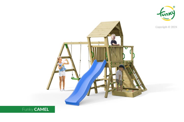 Spielturm Funky CAMEL aus Holz mit blauer Rutsche, grüner Doppelschaukel, Kletterturm und Sandkasten. Funky Combo Logo.