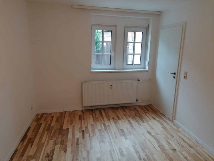 Parkettboden Esche im Schiffsboden-Design mit 3-Stab-Optik und markanter Holzmaserung.