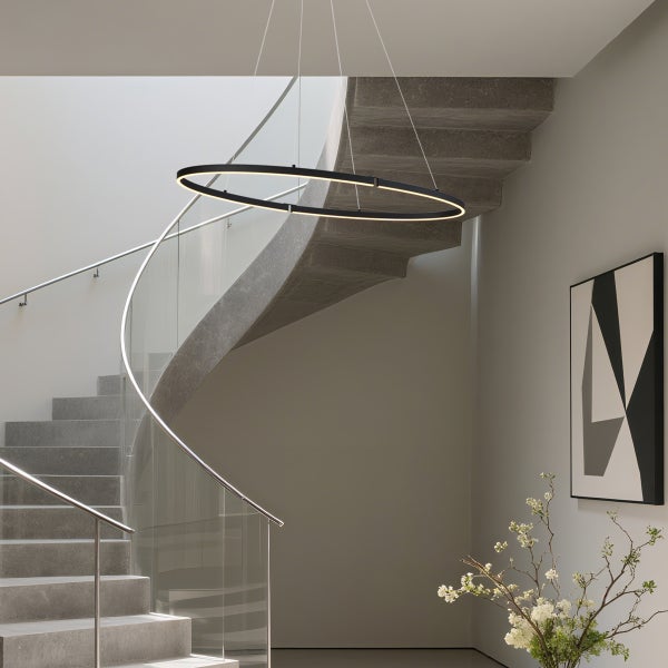 Moderne Treppe mit runder Pendelleuchte und abstrakter Kunst