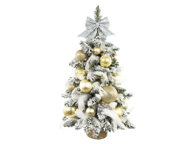 Künstlicher, beschneiter Weihnachtsbaum mit Weihnachtskugeln und Schleife in Jutesack