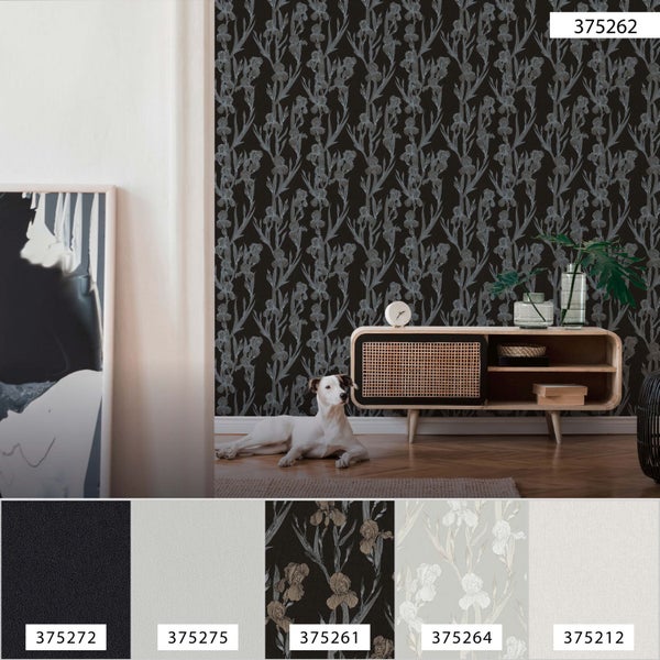 Szene mit schwarzer Tapete mit Blumenmuster in einem Wohnzimmer