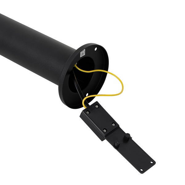 Sockel einer schwarzen Außenleuchte mit Kabelanschluss, Verteilerdose und Erdungssymbol.